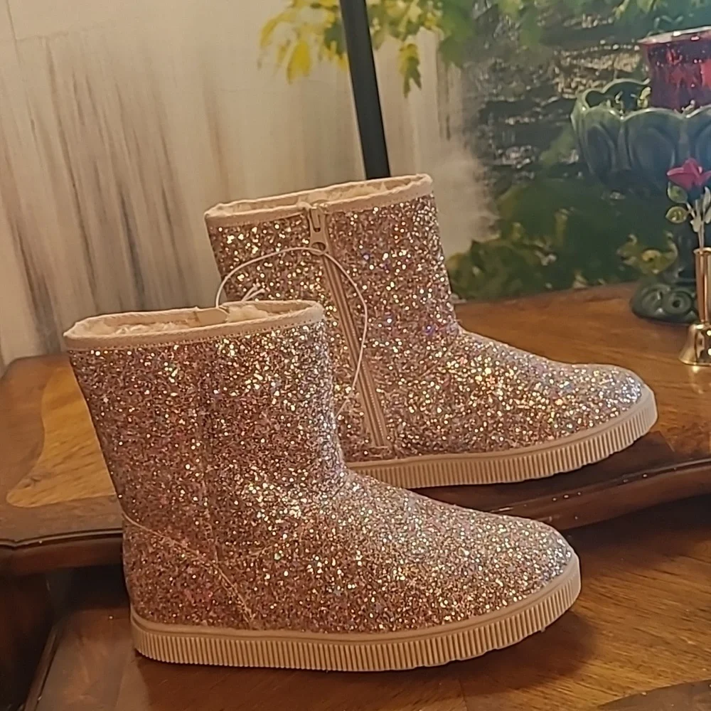 New with tags! Cat & Jack Holland Girls 4 gold glitter winter boot faux fur